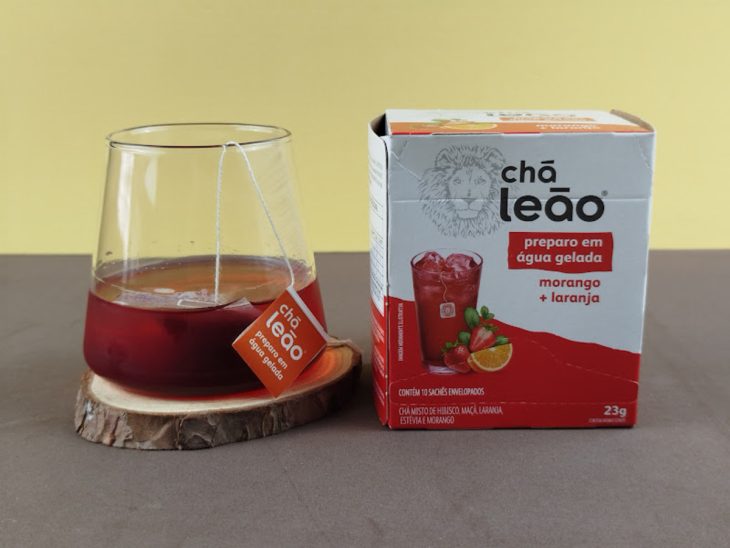 Chá em infusão gelada num copo.