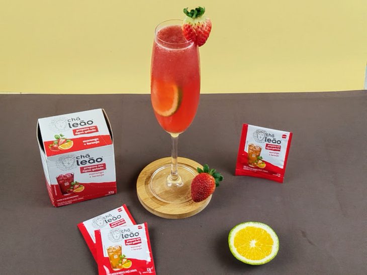 Mimosa de laranja com morango pronta para ser consumida.