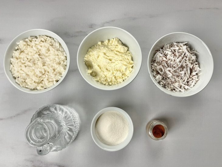 Uma bancada com os ingredientes separados.