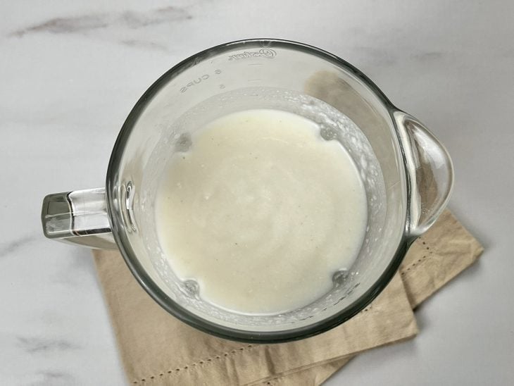 Um liquidificador com arroz, água e açúcar.