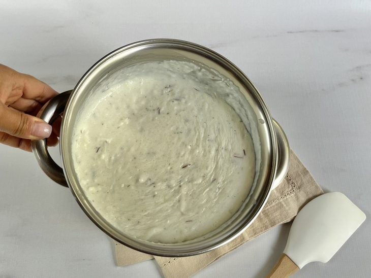 Uma panela com a mistura de todos os ingredientes do mingau.