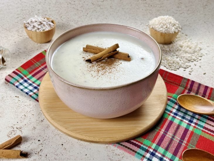 Um recipiente contendo mingau de arroz com leite em pó.