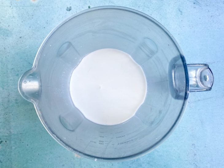 Um liquidificador contendo a mistura de arroz cozido e água.