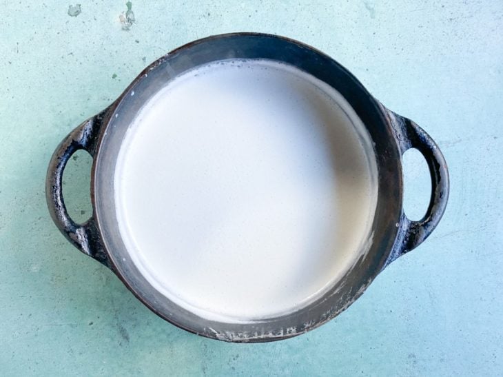 Uma panela contendo mingau de arroz cremoso.