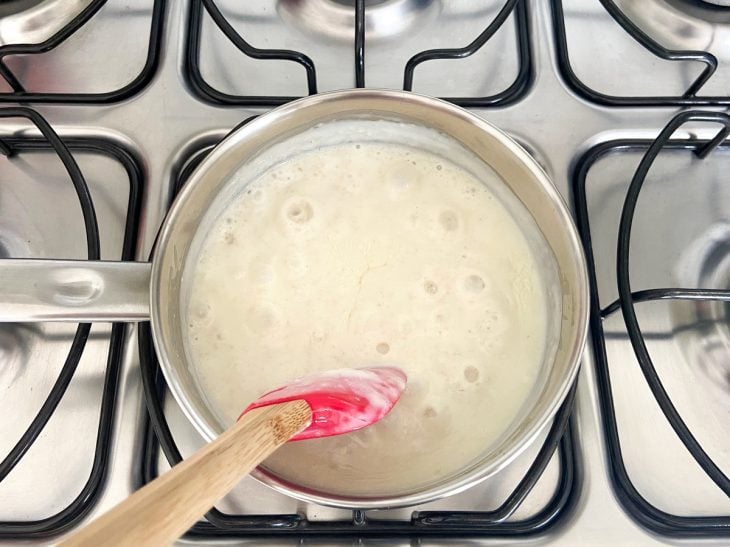 Panela no fogão com mingau cozinhando e borbulhando.