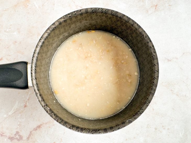 Ingredientes na panela no fogo.