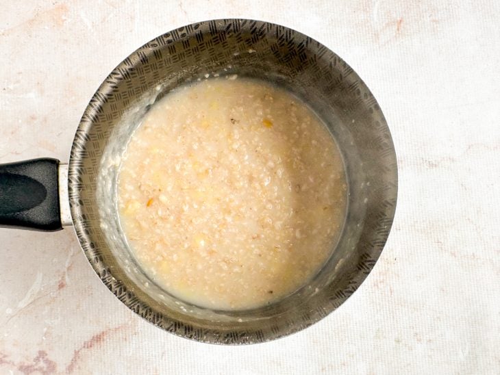 Mingau engrossado após o tempo de fogo.
