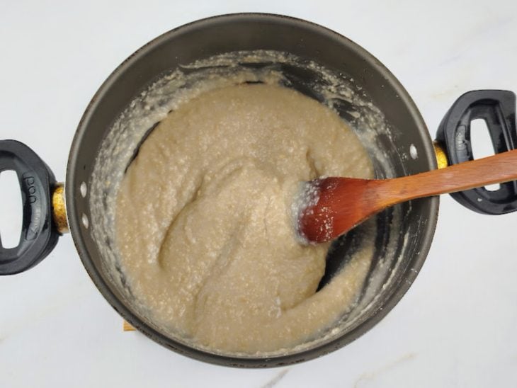mingau de aveia engrossando na panela