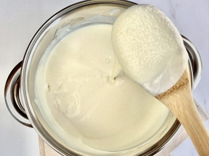 Mingau de fubá com uma consistência mais cremosa.