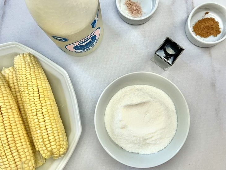 Uma bancada com os ingredientes separados.