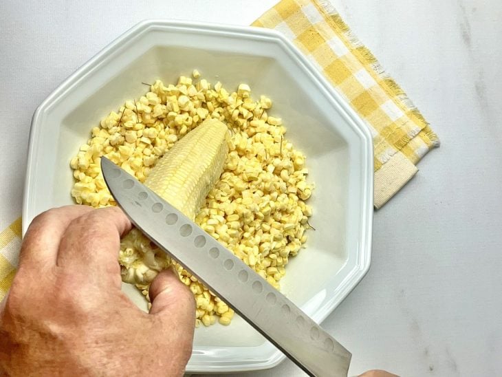 Um prato com grãos de milho cortados da espiga.