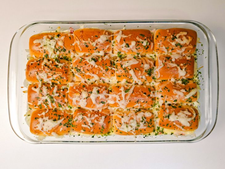 Mini misto quente assado e pronto na travessa.