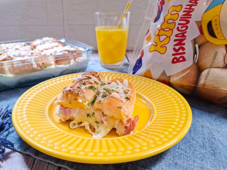 Mini misto quente servido em porção individual n prato.