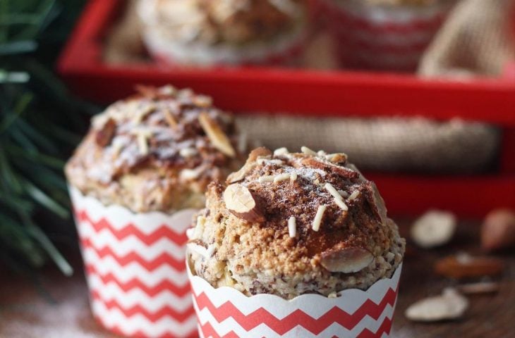 Mini panetones com cobertura de amêndoas e avelãs