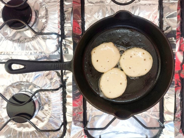 Porções da massa colocadas na frigideira.