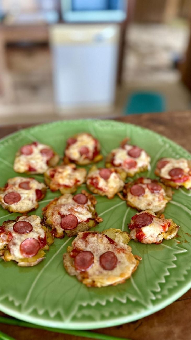 Minipizza de batata com linguiça