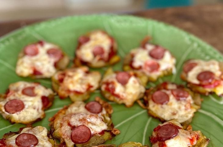 Minipizza de batata com linguiça