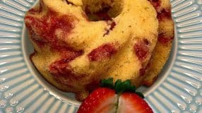 Minibolo de laranja com morango
