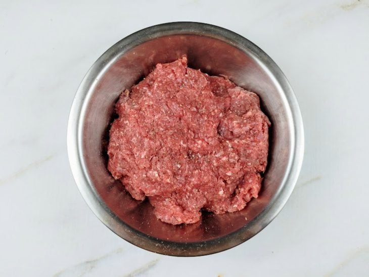 Uma tigela com a carne temperada.