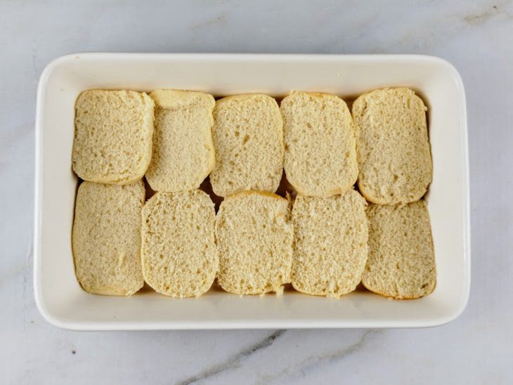 Um refratário com bisnaguinhas cortadas.