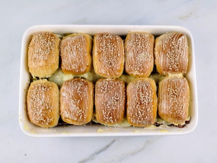 Um refratário com cheeseburgeres recheados e fechados.