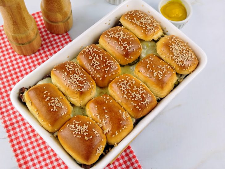 Refratário com minicheeseburguer no forno.