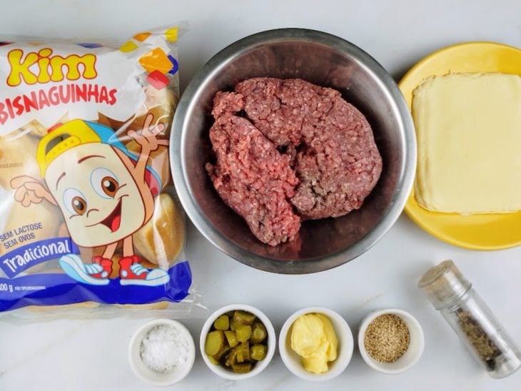 Uma bancada com os ingredientes.