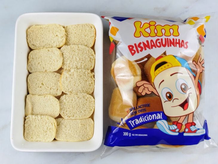 Um refratário com bisnaguinhas cortadas.