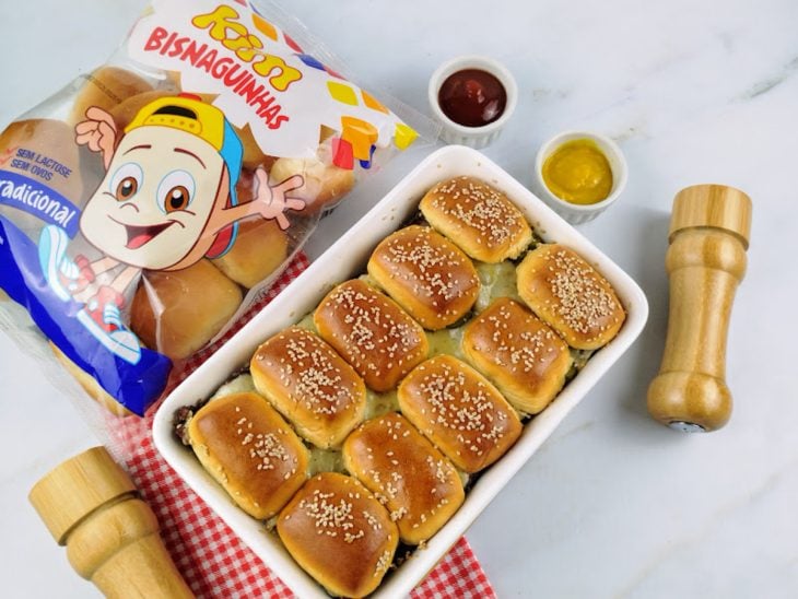 Refratário com minicheeseburguer no forno.