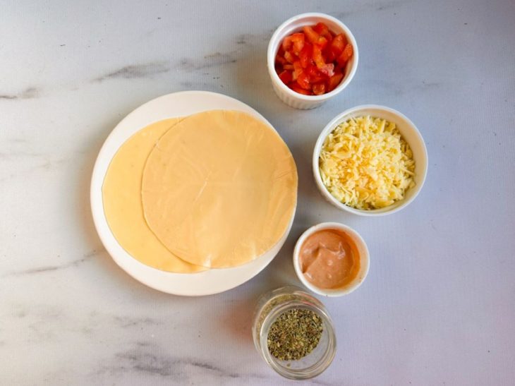 Ingredientes reunidos na bancada.