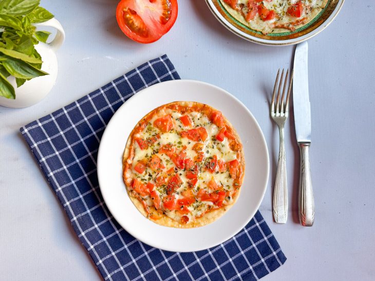 Minipizzas prontas, servidas prato.