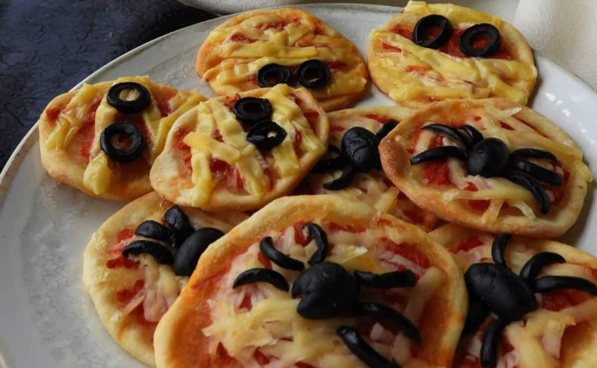 Minipizzas decoradas para Halloween com formato de aranhas e múmias