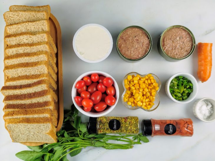 Uma bancada com os ingredientes.