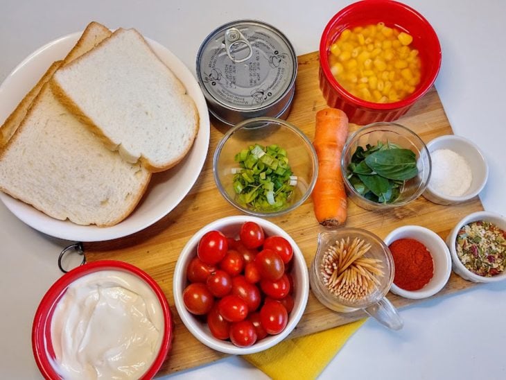 Uma bancada com os ingredientes separados.