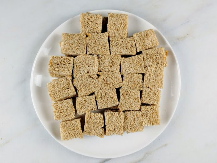 Pães cortados em quadradinhos em um prato.