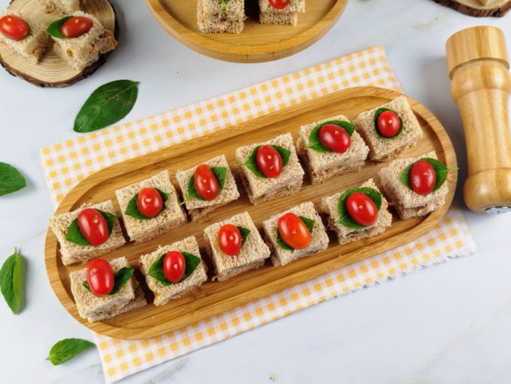 Uma tábua com minissanduíche integral.