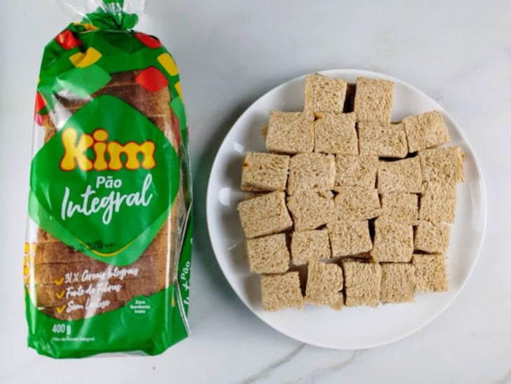 Pães cortados em quadradinhos em um prato.