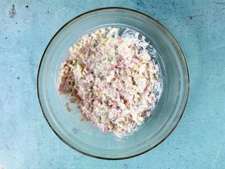 Um recipiente contendo a mistura de presunto, queijo, pepino, requeijão e maionese.