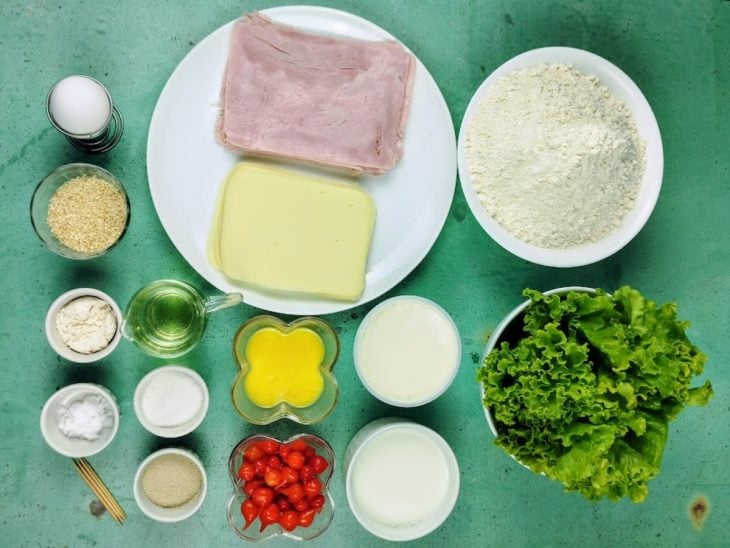 Uma bancada com os ingredientes separados.