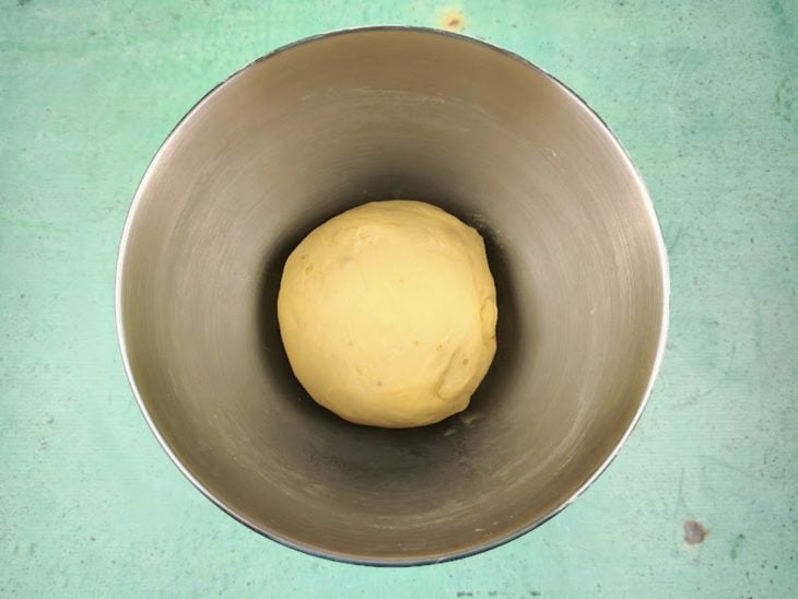 Uma tigela com a massa do pão descansando.