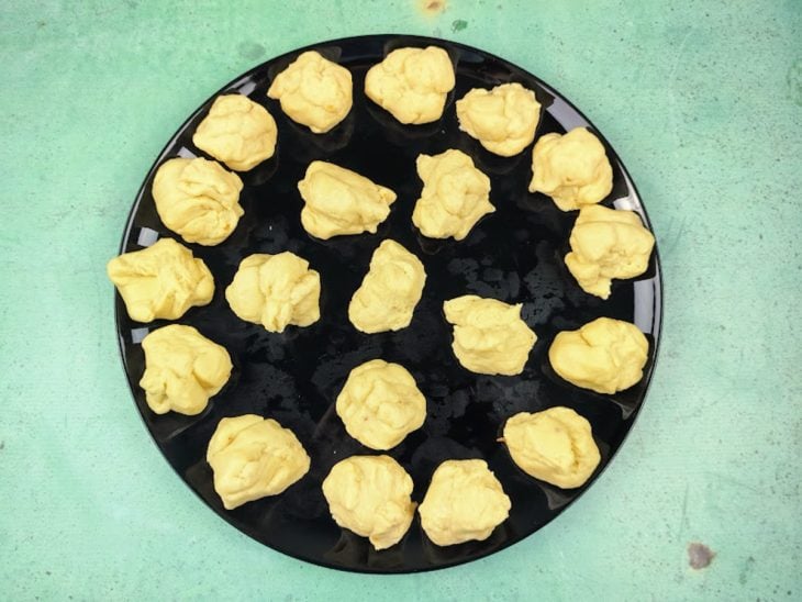 Um prato com porções da massa do pão.