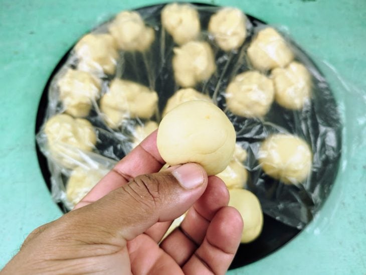 Uma bolinha feita com a massa do pão crua.