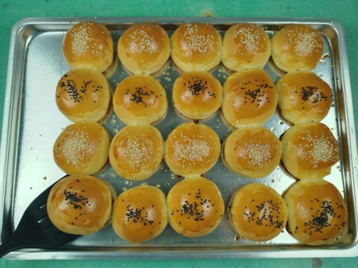 Uma assadeira com os pães assados.
