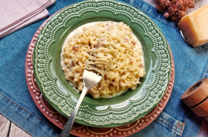 Miojo à carbonara