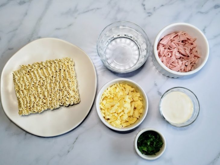 Uma bancada com os ingredientes separados.