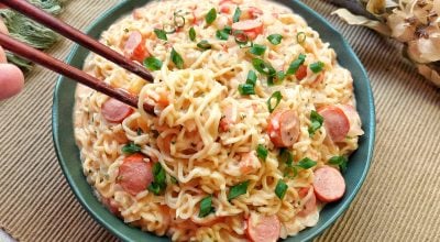 Miojo cremoso com salsicha