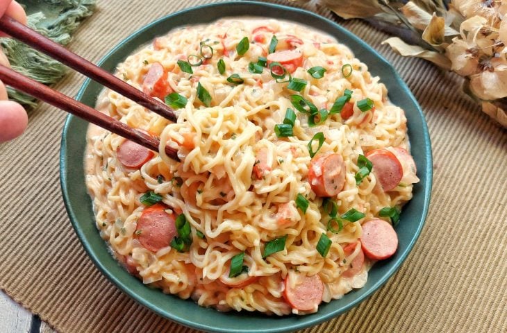 Miojo cremoso com salsicha