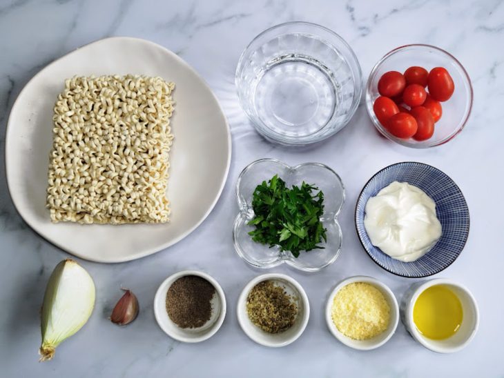 Uma bancada com os ingredientes separados.