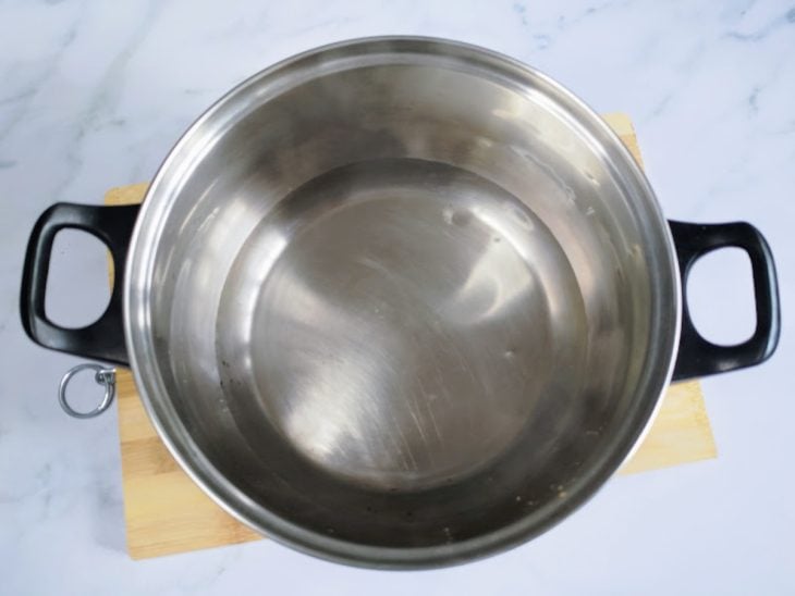Uma panela com água fervente.