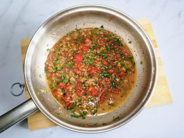 Uma frigideira com o molho do miojo de tomate.